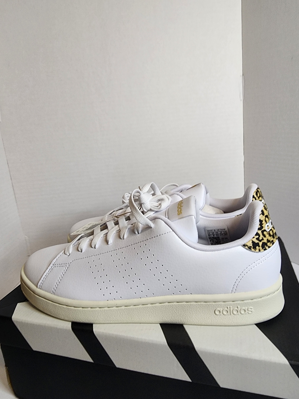 Adidas Advantage White Sneaker with Leopard Heel Accent.  NIB. Women's Sz 10.5
